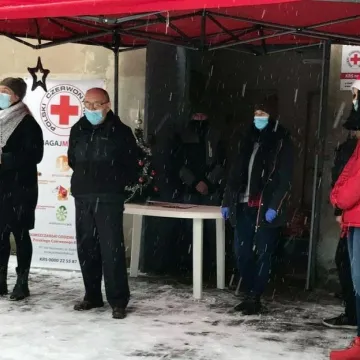 Paczki od PCK w Radomsku dla potrzebujących