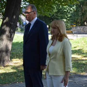 Kwiaty i zaduma w 86. rocznicę wybuchu wojny