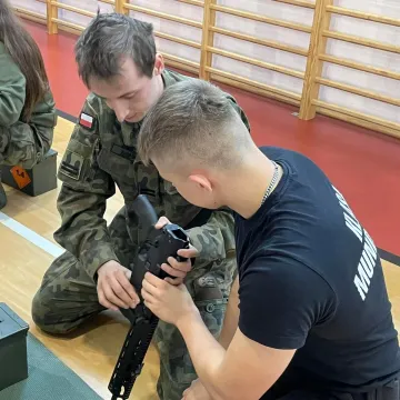 Uczniowie klas mundurowych z Radomska uczestniczyli w manewrach WOT