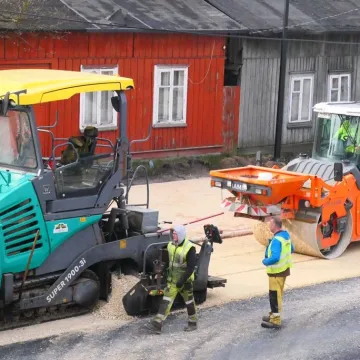 Na ul. Piłsudskiego w Radomsku leją już asfalt