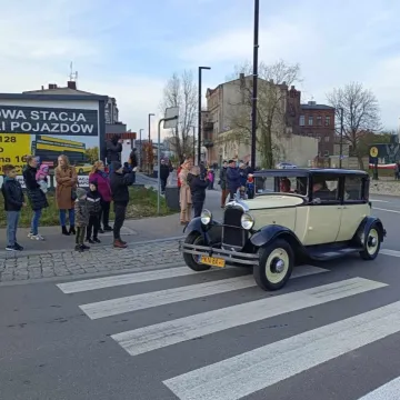 Zlot i parada zabytkowych samochodów w Święto Niepodległości w Radomsku