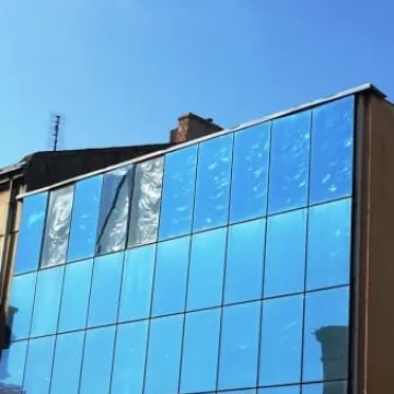 Szyby spadają na chodnik przy ul. Krakowskiej