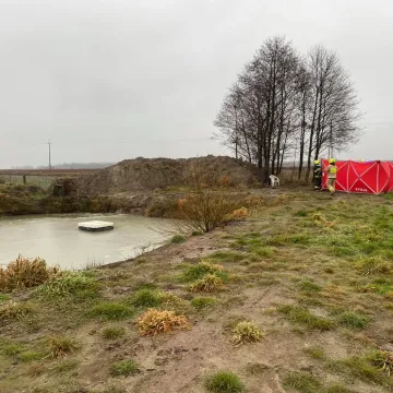 Wiewiórów: w stawie znaleziono zwłoki kobiety