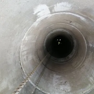 Strażacy uratowali kota z dwudziestometrowej studni