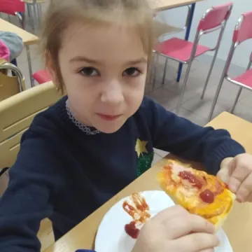 „Zerówiaki” z PSP 8 w Radomsku bawiły się na balu karnawałowym. Świętowały też dzień pizzy