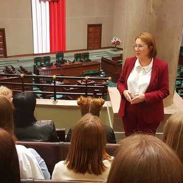 Anna Milczanowska oprowadzała młodzież po Sejmie