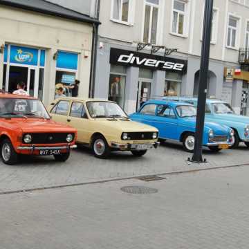 Maluchy, Łady i Cadillaki - wystawa samochodów przed Muzeum Regionalnym w Radomsku