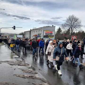 [WIDEO] Orszak Trzech Króli 2025 w Radomsku. „Kłaniajcie się królowie!”