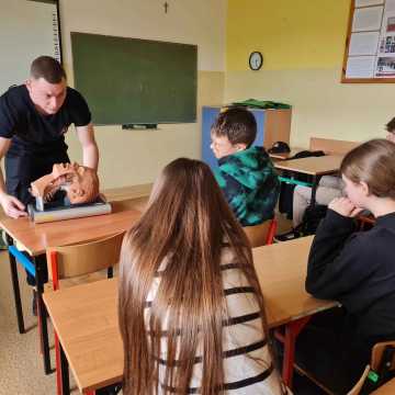 Warsztaty z pierwszej pomocy w gminie Dobryszyce: cenne umiejętności dla każdego ucznia