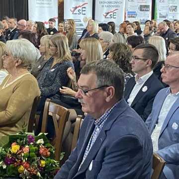 [WIDEO] Zespół Szkół Ekonomicznych w Radomsku świętuje 100-lecie istnienia. Były wspomnienia, życzenia i chwile wzruszeń