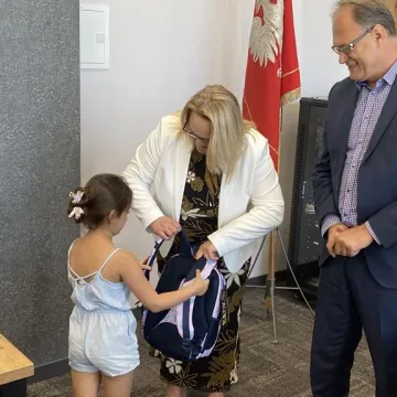 Energetyczne tornistry trafiły do pierwszoklasistów z Radomska