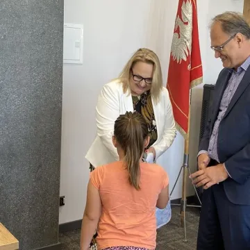 Energetyczne tornistry trafiły do pierwszoklasistów z Radomska