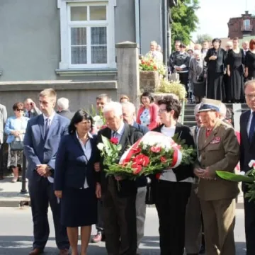 Odsłonięcie tablicy poświęconej żołnierzom KWP