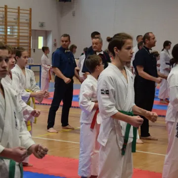 Karatecy na tatami na turnieju w Radomsku