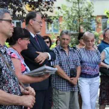 Spacer z rewitalizacją w tle