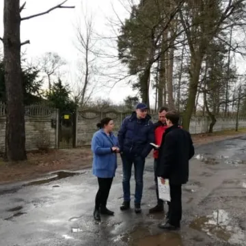 Kolejne sprawdzanie dróg powiatowych przez radnych 