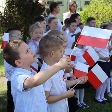 Na nowym maszcie PP4 w Radomsku powiewa już biało-czerwona flaga