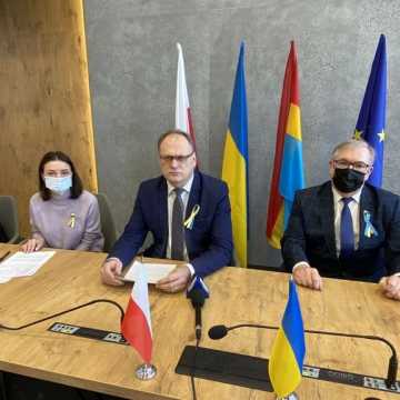 Radomsko pomoże Ukraińcom: będzie punkt informacyjny, specjalny numer telefonu, mieszkania i pomoc psychologiczna
