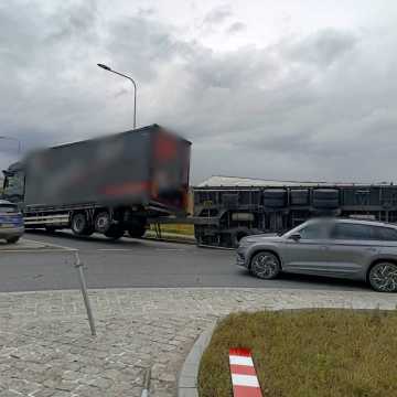 Na Węźle Kamieńsk doszło do wywrócenia przyczepy samochodu ciężarowego. Są utrudnienia komunikacyjne