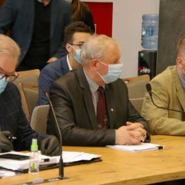 Rozpoczęła się sesja Rady Miasta w Radomsku. Obrady z zachowaniem reżimu sanitarnego