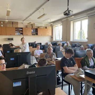 Jak chronić się przed zagrożeniami w sieci? Warsztaty dla seniorów w ZSE-E w Radomsku
