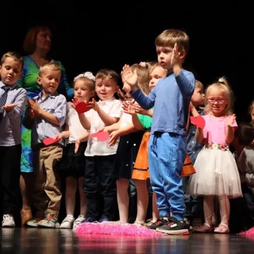 Dzieci z PP nr 9 w Radomsku wystąpiły w MDK dla mamy i taty