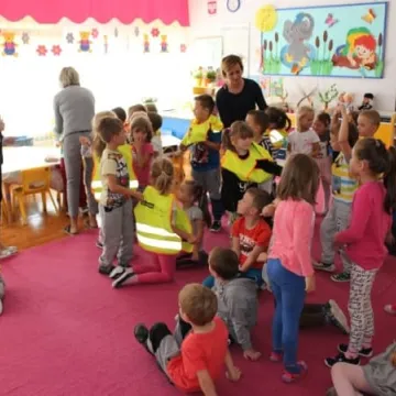 Strażacy szkolą przedszkolaków