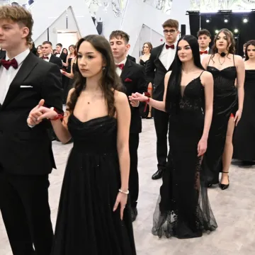 Polonez i odliczanie do matury. Studniówka ZSE w Radomsku