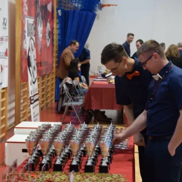 Karatecy na tatami na turnieju w Radomsku