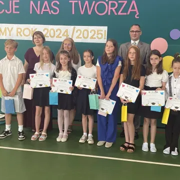 Zasłużone wakacje. Uczniowie „Jedynki” uroczyście zakończyli rok szkolny