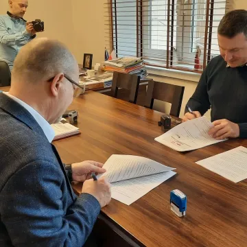 Gmina Kamieńsk: Podpisanie umowy na remont i budowę dróg