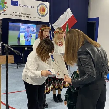 Certyfikaty wręczone, krakowiak zatańczony. Projekt Erasmus w 2 LO podsumowany