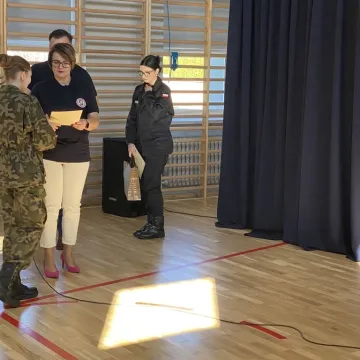 Foto budka, pokazy, poznawanie szkoły. Dzień  Otwarty w ZSP w Kamieńsku