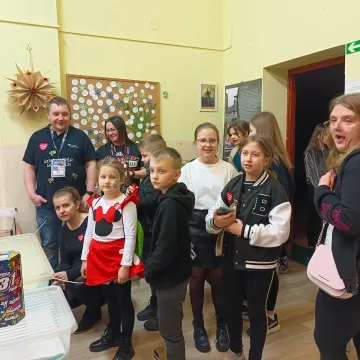 WOŚP 2023: W Gomunicach kwestuje m.in. wąż oraz legwan Stefan