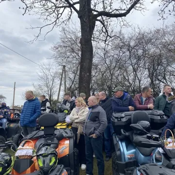Tłumy motocyklistów i mieszkańców w Strzałkowie. Kolejna Moto Święconka za nami