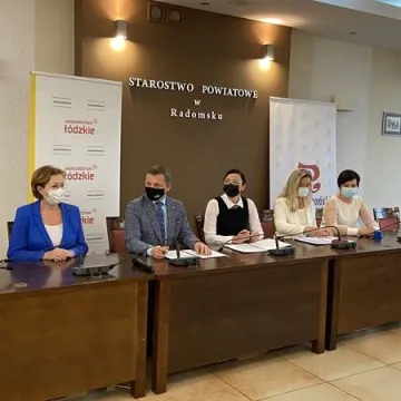 I LO w Radomsku doczeka się nowoczesnego boiska. Wicemarszałek podpisał umowę