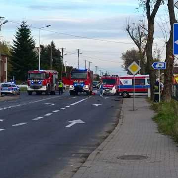 Wypadek na ul. Brzeźnickiej w Radomsku. 7 osób rannych. Wśród nich dziecko. Lądował śmigłowiec LPR