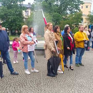 „Ani jednej więcej”. Protest w Radomsku po śmierci 33-letniej Doroty
