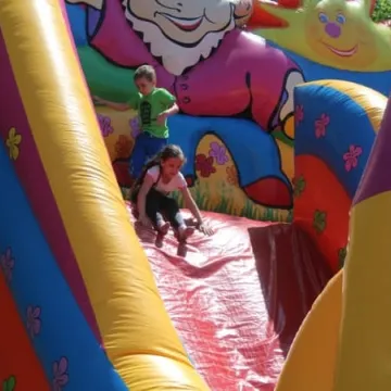 Barwny korowód z okazji Dnia Dziecka