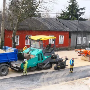 Na ul. Piłsudskiego w Radomsku leją już asfalt