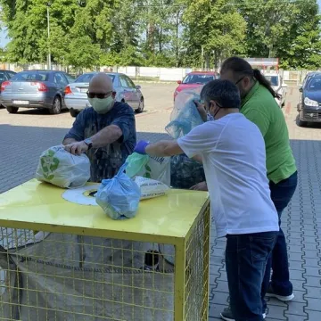 Oddali puszki, otrzymali sadzonki i zioła