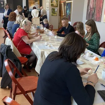 Powrót do korzeni. Uczestnicy warsztatów tworzyli pisanki batikowe w Muzeum Regionalnym w Radomsku