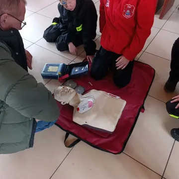 AED już dostępny na budynku OSP Pławno