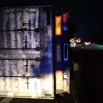 Przewrócony tir na DK1