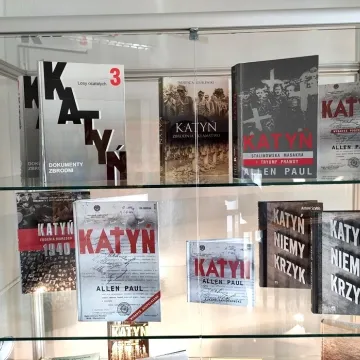 Katyń: zbrodnia, prawda, pamięć - wystawa w bibliotece w Radomsku