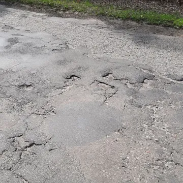 Dziurawa droga w gminie Masłowice. Doraźne łatanie nie pomaga