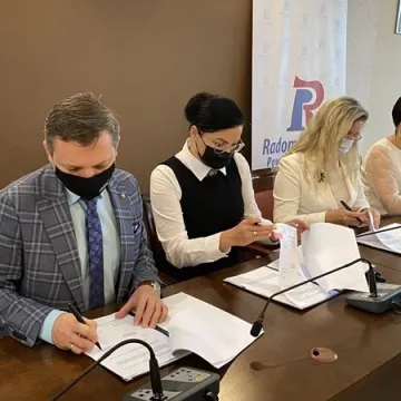 I LO w Radomsku doczeka się nowoczesnego boiska. Wicemarszałek podpisał umowę