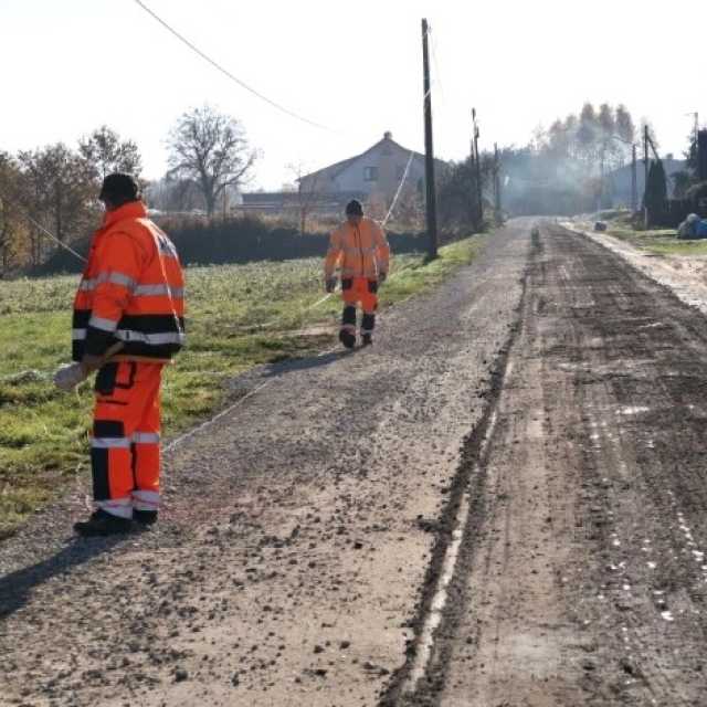 Rozpoczęła się naprawa zniszczonej drogi w Dziepółci