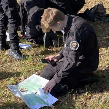 [WIDEO] Manewry klas mundurowych ZSP 1 w Radomsku. Praktyczna lekcja poszukiwania zaginionych