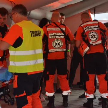 Ewakuacja ZSP 1 w Radomsku. Był pożar, strzały i osoby ranne